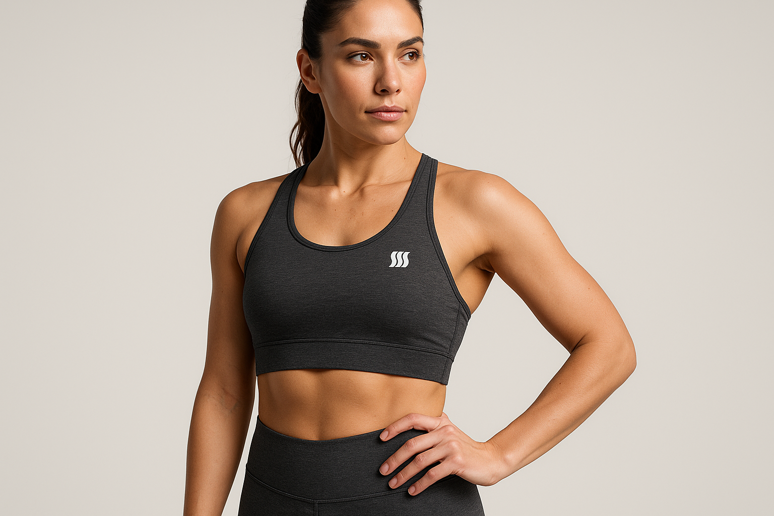 Mannequin femme portant la brassière grise avec le petit logo SSS blanc