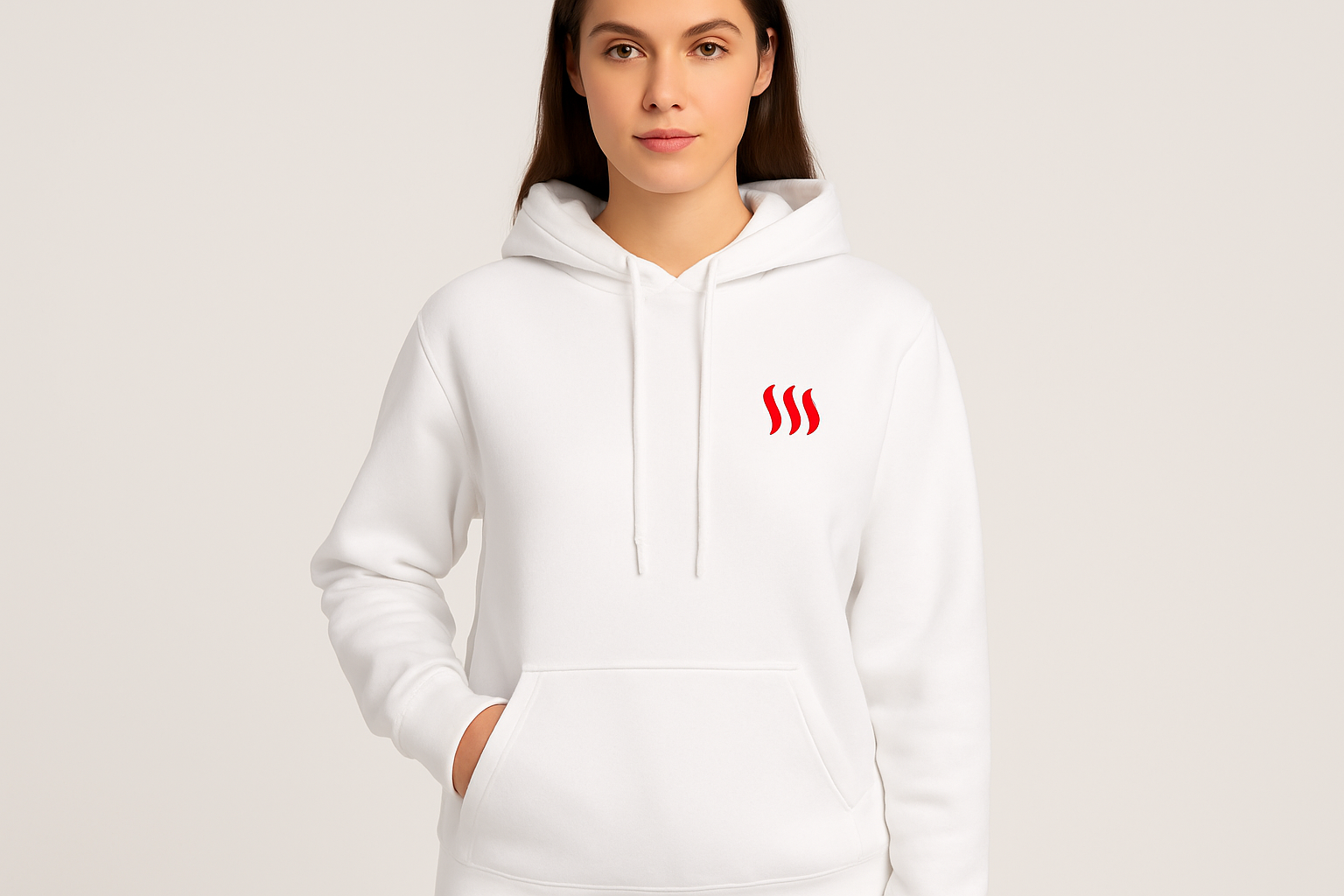 Sweat à capuche blanc SSS porté par une femme